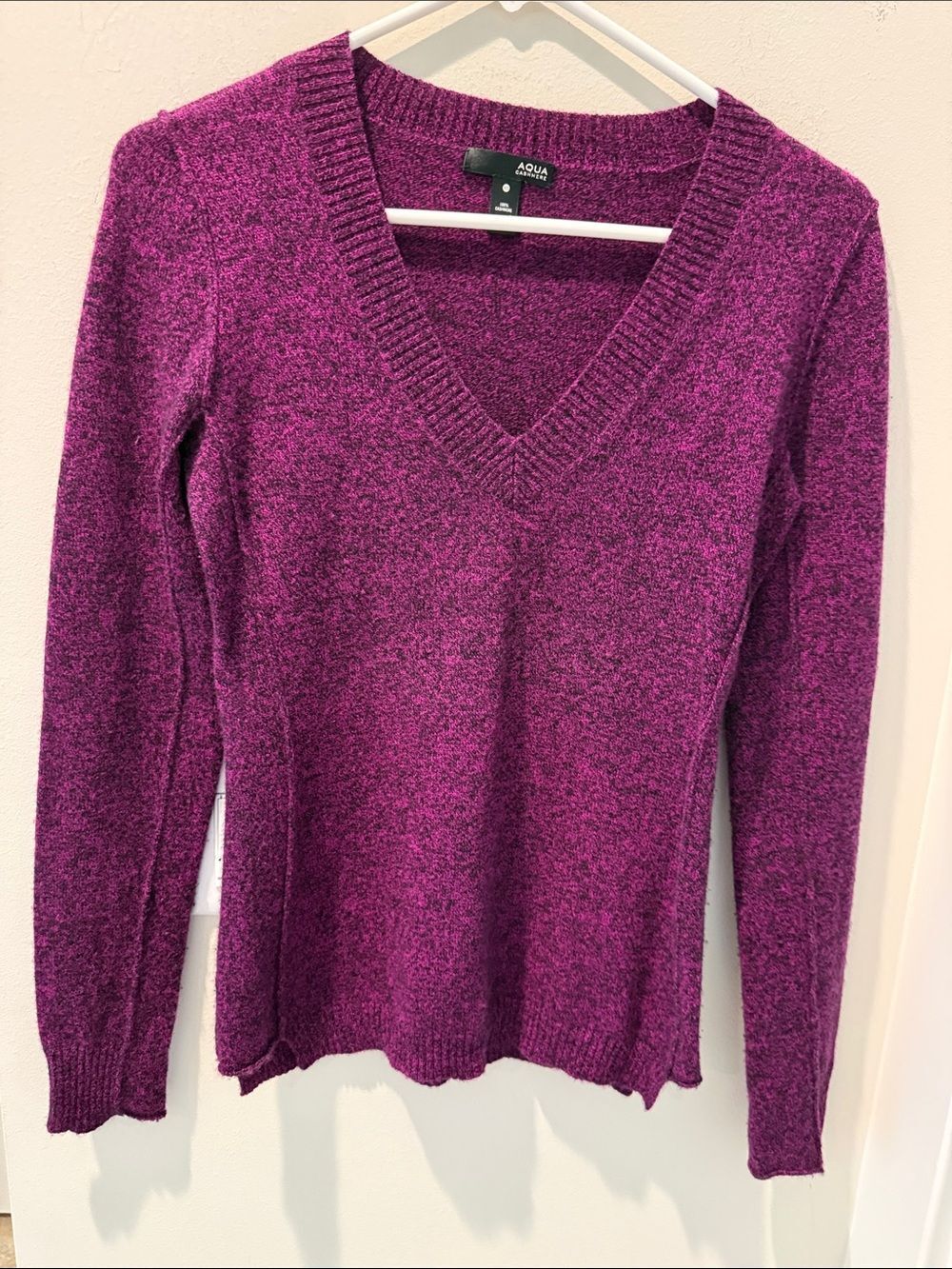 Aqua Women's V-Neck Cashmere Sweater in Rich Magenta/ Purple size XS